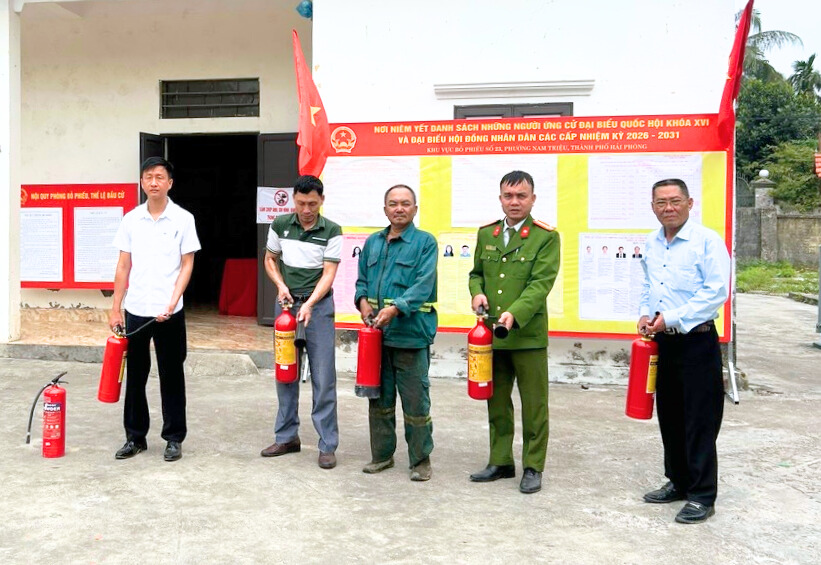 Công an phường Nam Triệu chủ động bảo đảm an toàn PCCC tại các điểm bỏ phiếu